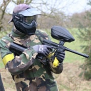 closeup af person med paintball gevær