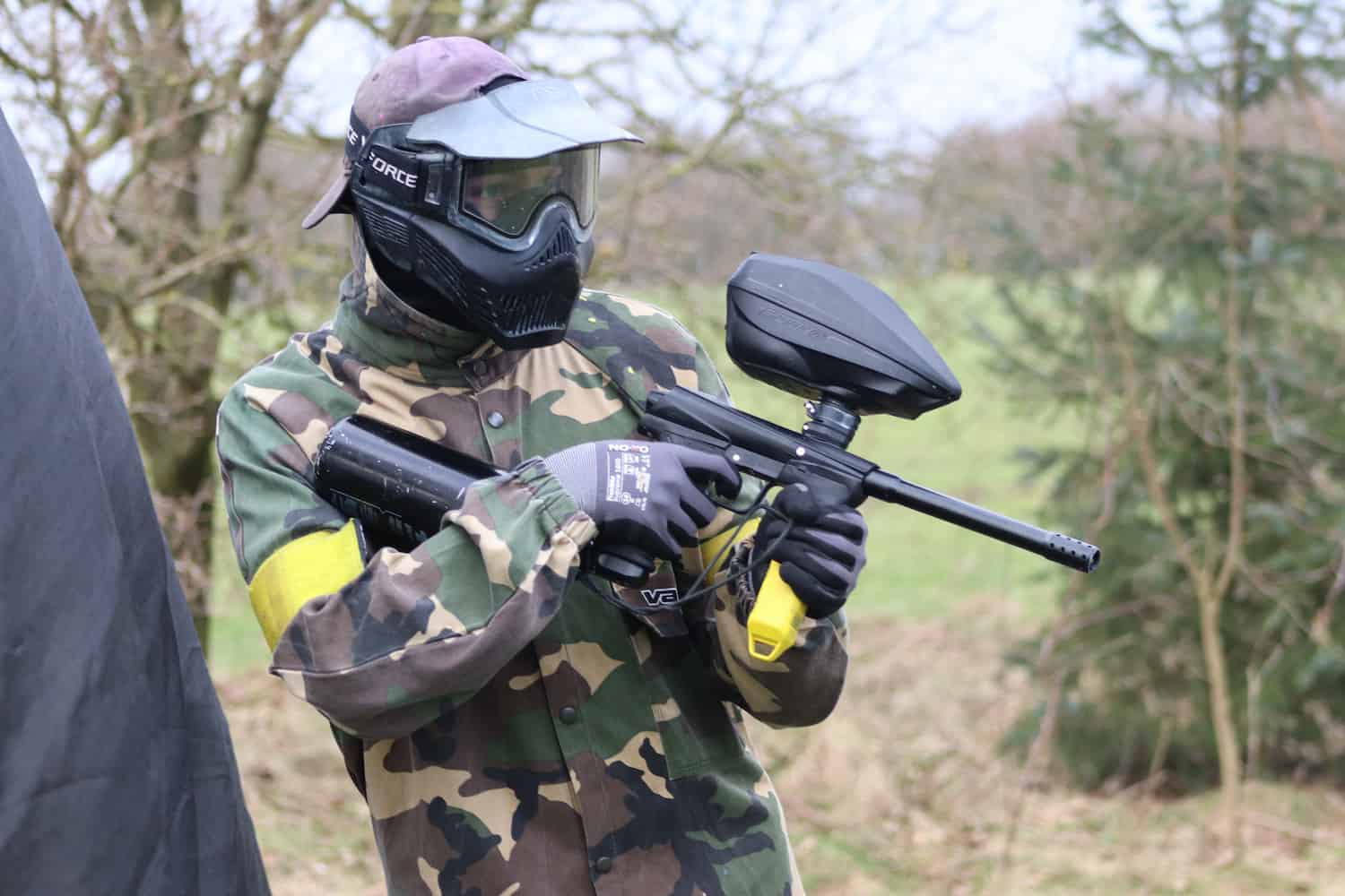 closeup af person med paintball gevær