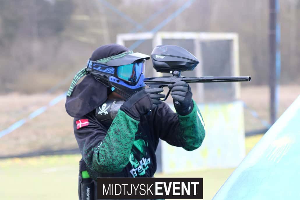 Paintballspiller i fuld gear i aktion på professionel bane under Dansk Paintball Liga hos Midtjysk Event