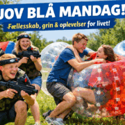 Billedet viser unge, der deltager i aktiviteter til blåmandag med glade ansigter, lasergame og oppustelige bolde.